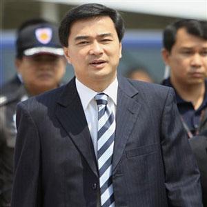 Thủ tướng Thái Lan cũng cáo buộc cựu Thủ tướng Thaksin Shinawatra âm mưu phá hoại các nỗ lực hàn gắn rạn nứt chính trị. 
